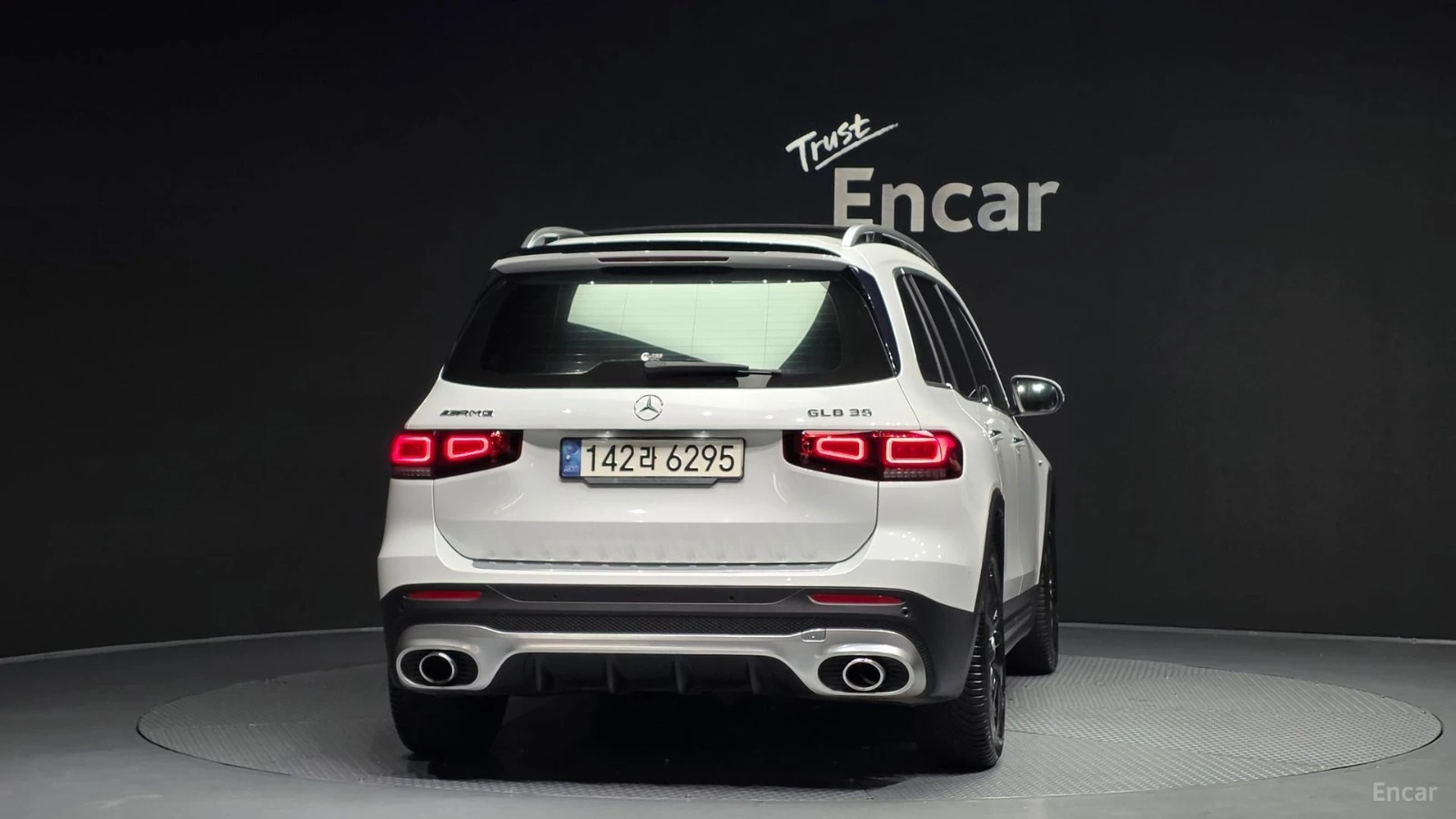 Mercedes-Benz GLB35AMG 4MATIC* КОЖА* ПОДГРЕВ* ОБДУХВ* BURMASTER* PANO* 36, снимка 4 - Автомобили и джипове - 55423507