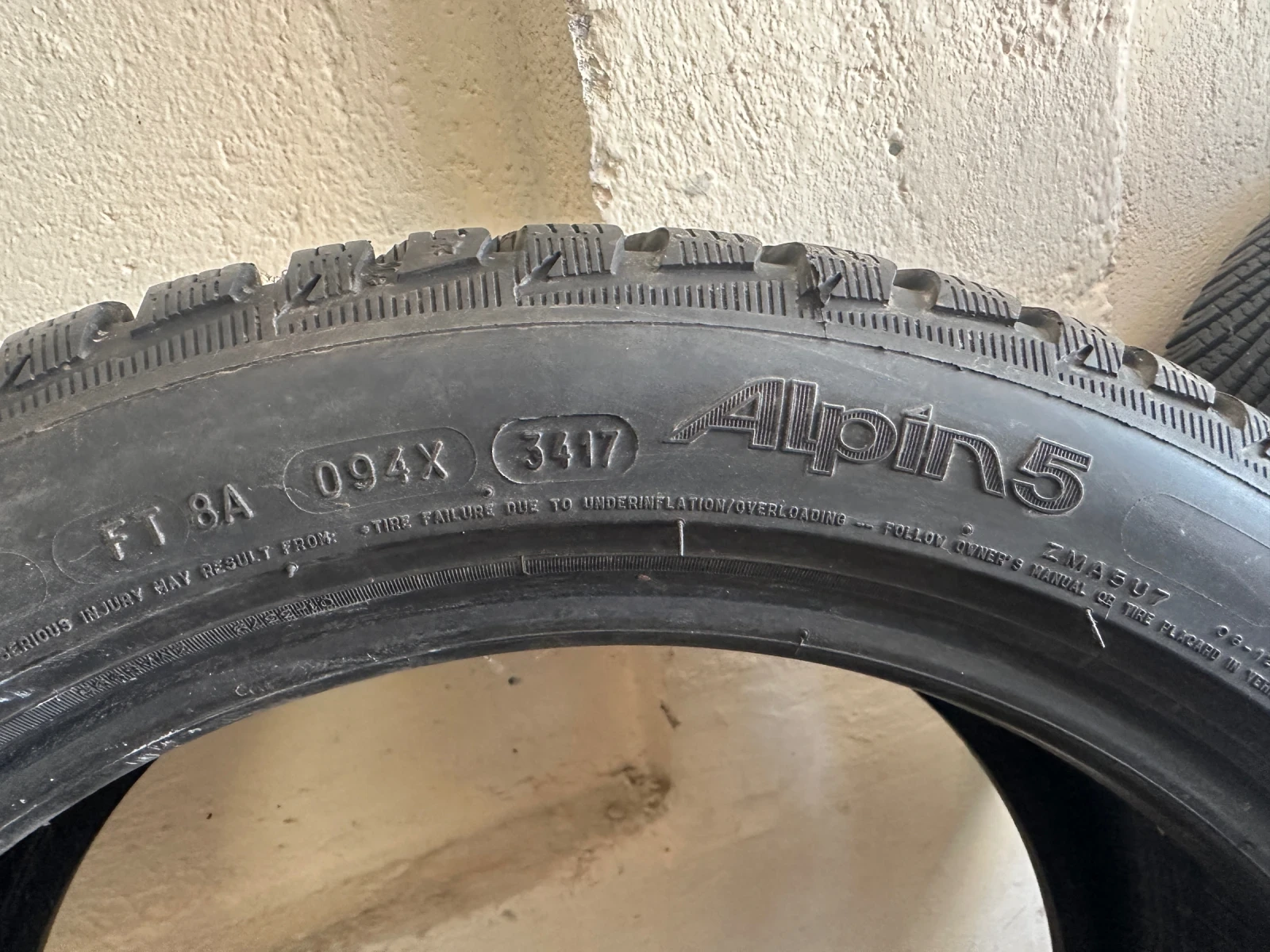 Гуми Зимни 225/45R17, снимка 4 - Гуми и джанти - 55769974