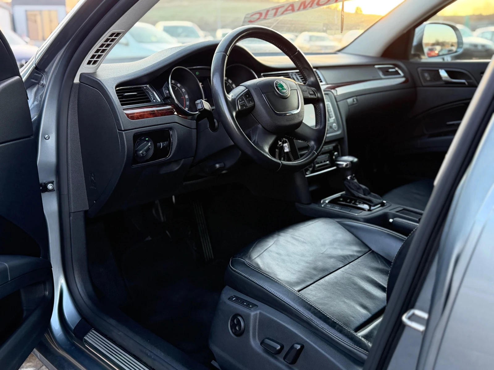 Skoda Superb * ИТАЛИЯ* НАВИГАЦИЯ* КСЕНОН* КОЖА* , снимка 14 - Автомобили и джипове - 54001112