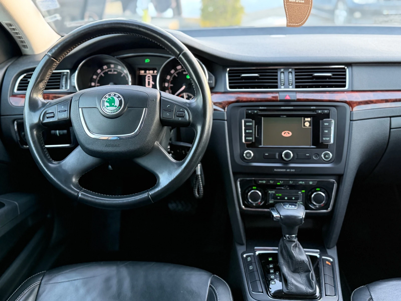 Skoda Superb * ИТАЛИЯ* НАВИГАЦИЯ* КСЕНОН* КОЖА* , снимка 13 - Автомобили и джипове - 54001112