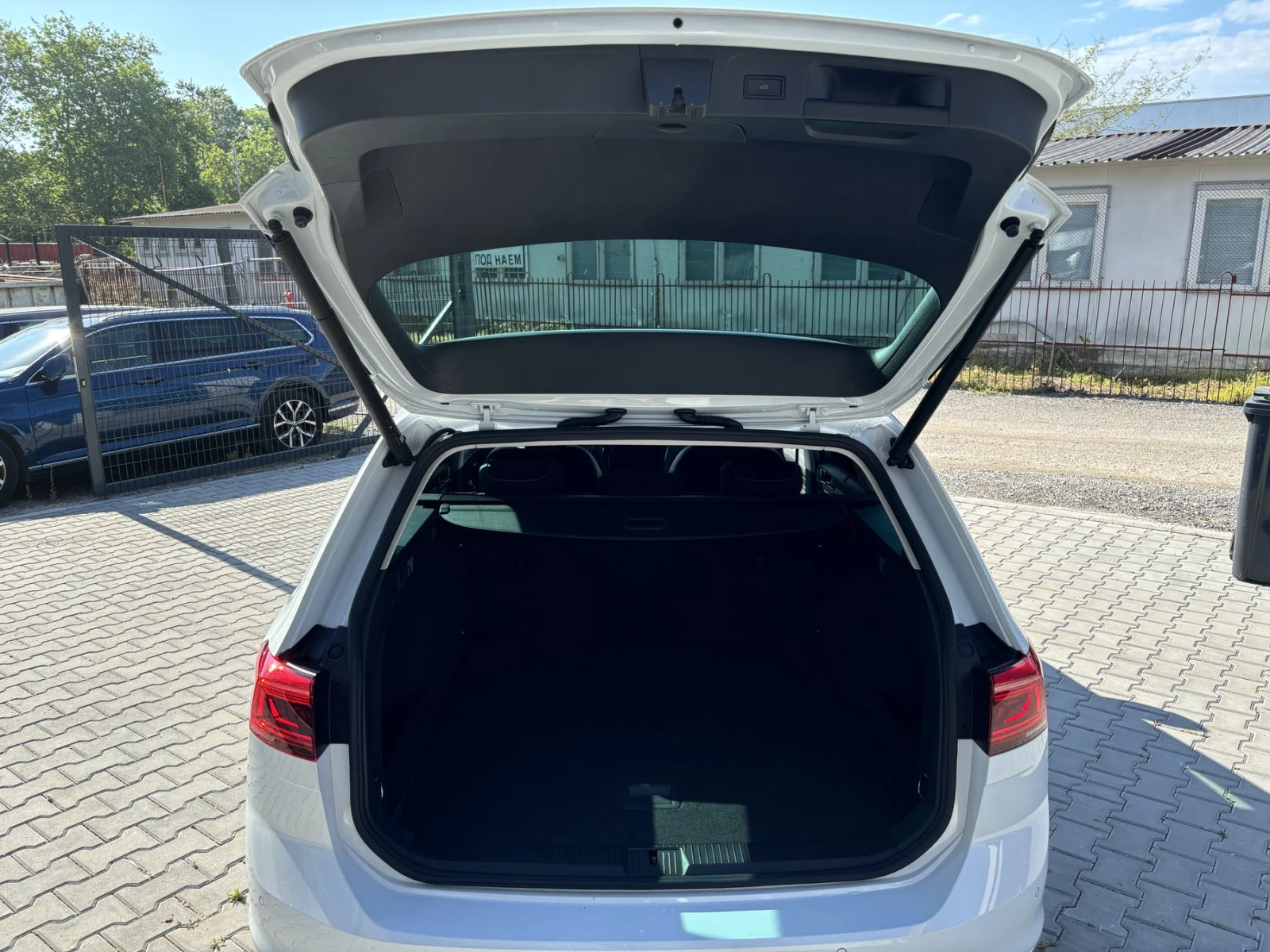 VW Passat ELEGANCE 2.0TDI, снимка 8 - Автомобили и джипове - 54570775