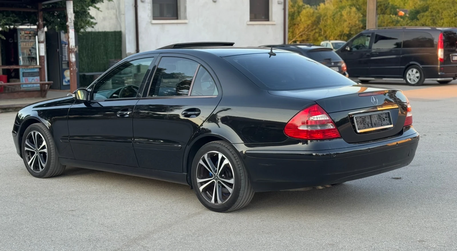 Mercedes-Benz E 200, снимка 4 - Автомобили и джипове - 54749281