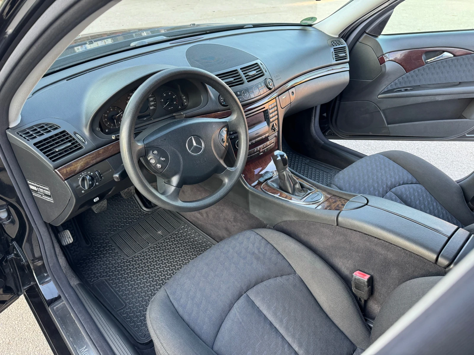 Mercedes-Benz E 200, снимка 9 - Автомобили и джипове - 54749281