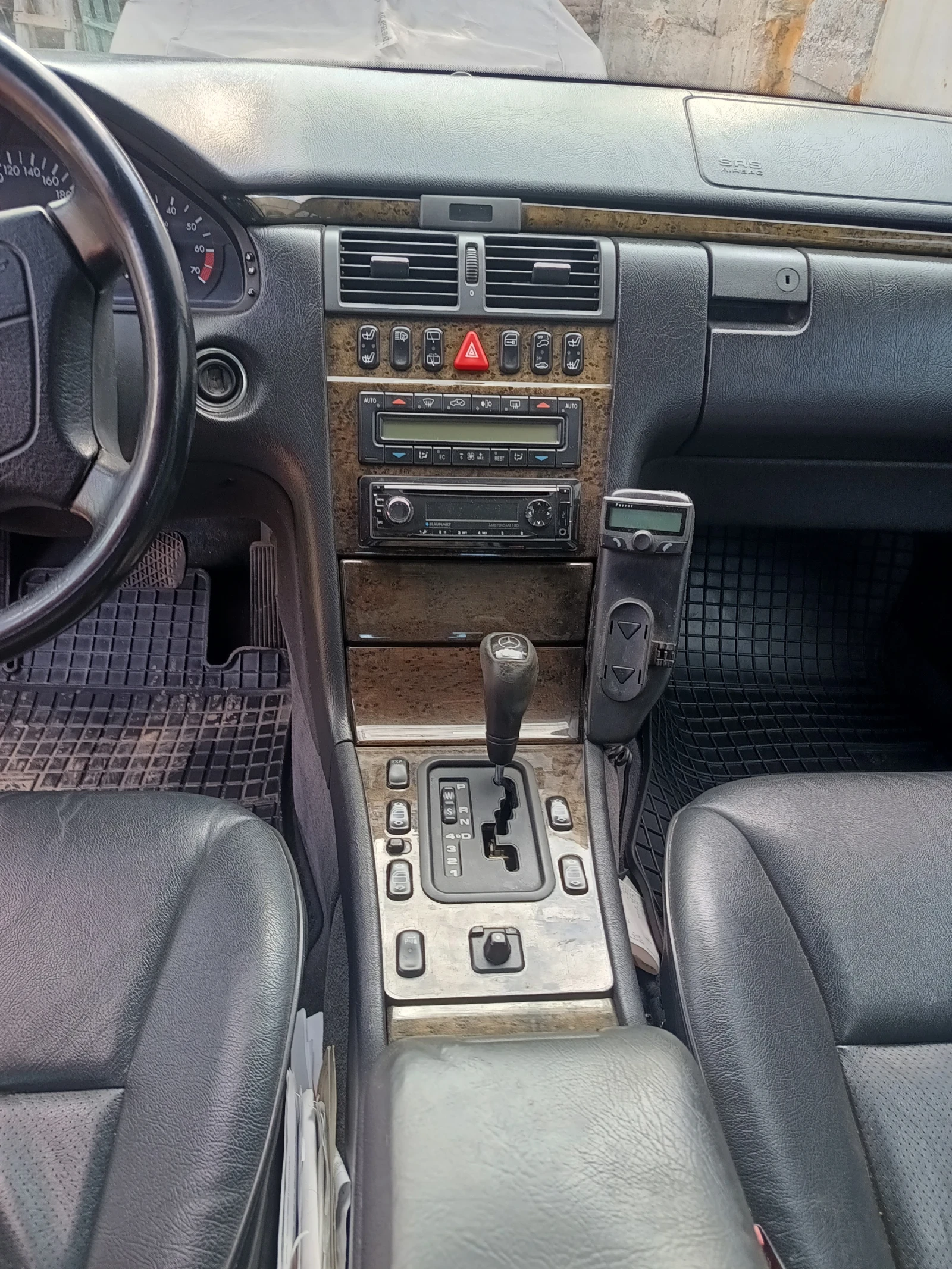 Mercedes-Benz E 320 4MATIK, снимка 8 - Автомобили и джипове - 55620663