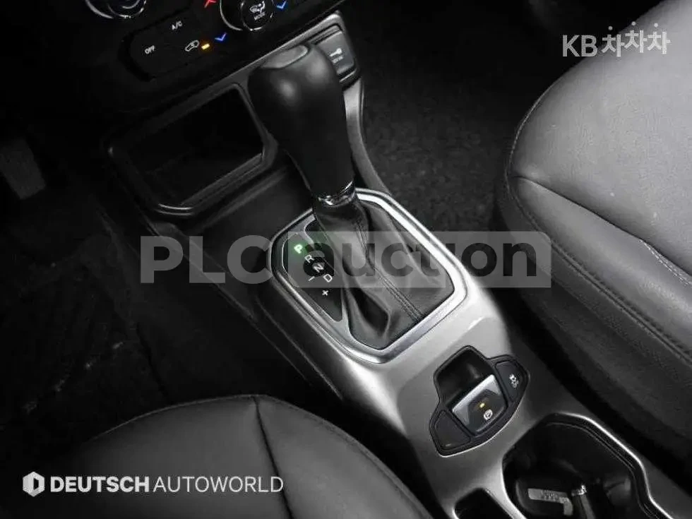 Jeep Renegade, снимка 8 - Автомобили и джипове - 54106315