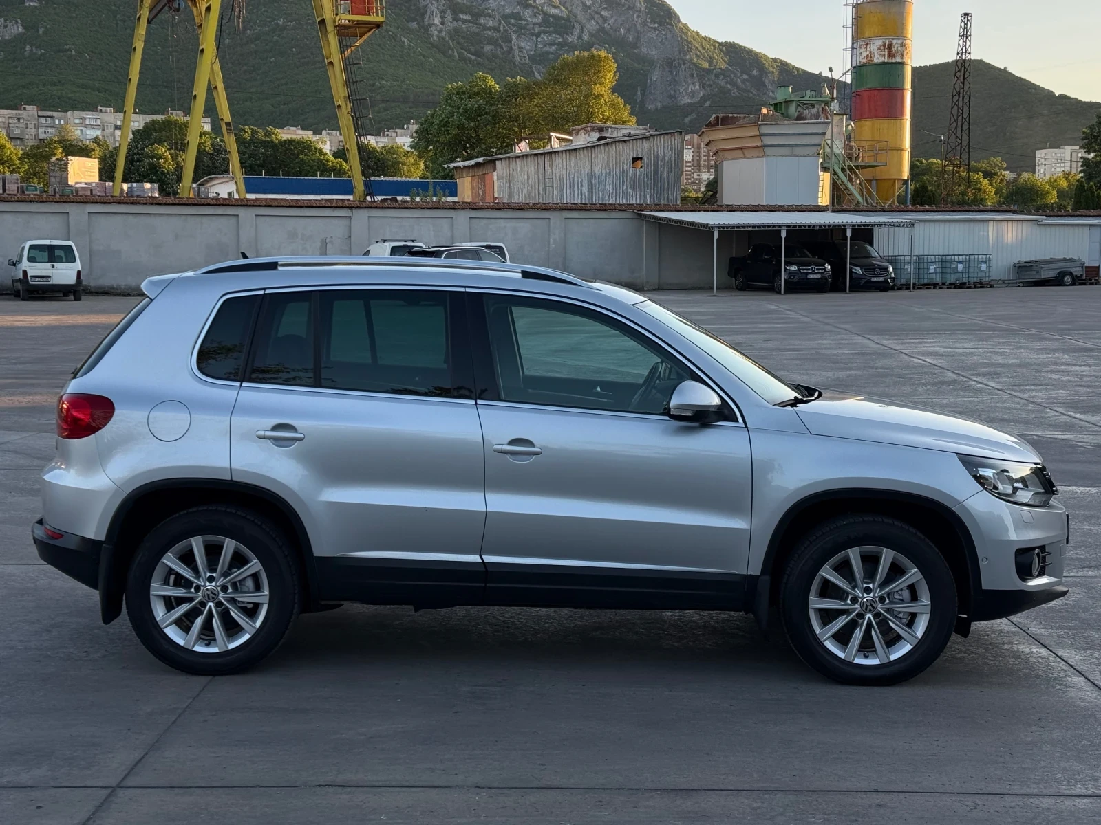 VW Tiguan 2.0 4motion* перфектен* панорама, снимка 4 - Автомобили и джипове - 54559965