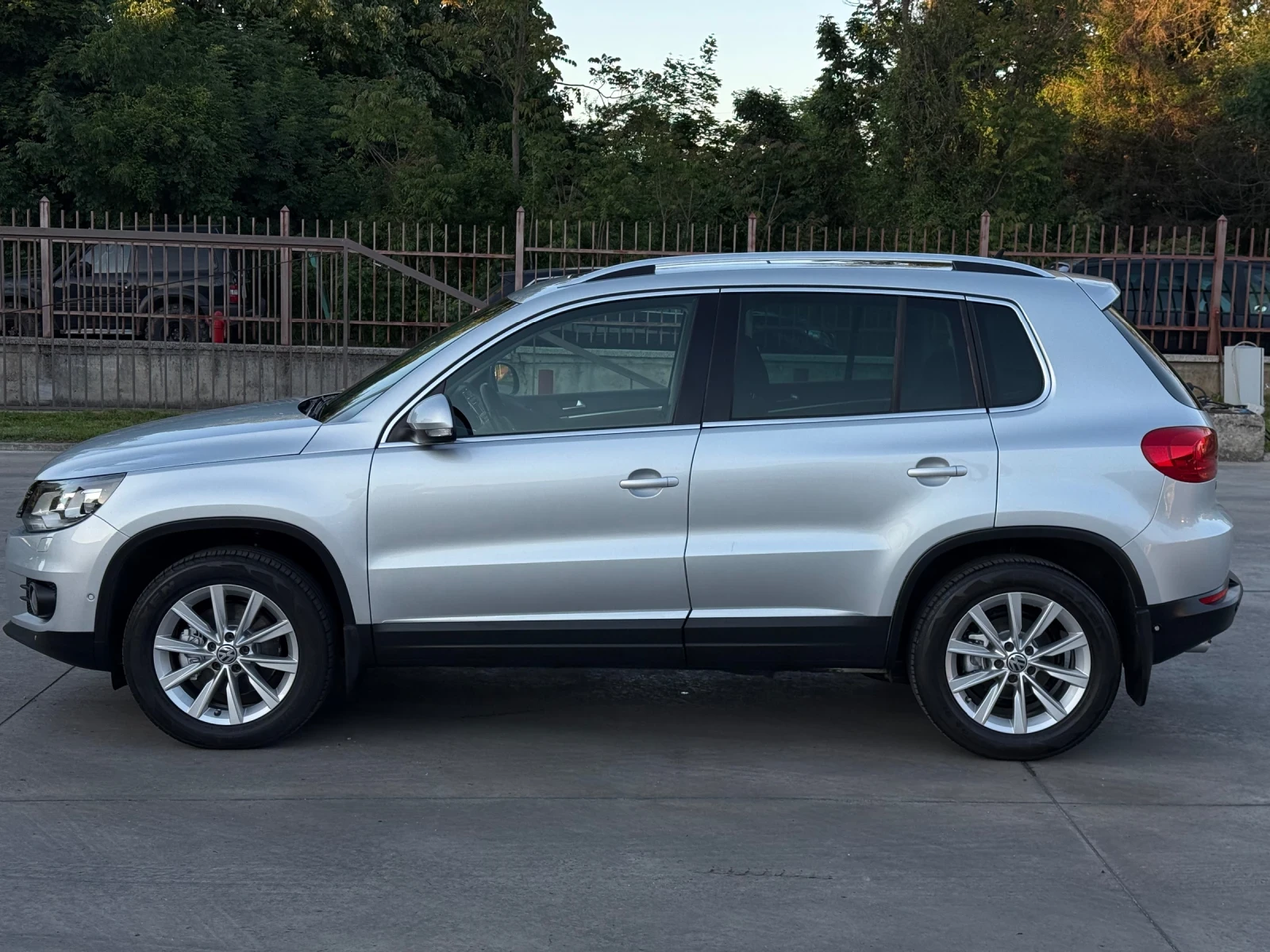 VW Tiguan 2.0 4motion* перфектен* панорама, снимка 8 - Автомобили и джипове - 54559965