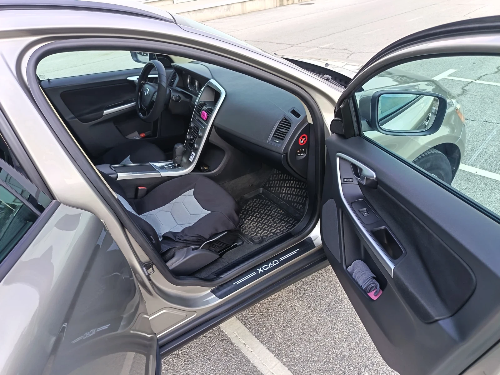 Volvo XC60 D3 2.4 163 ps, снимка 10 - Автомобили и джипове - 55829217