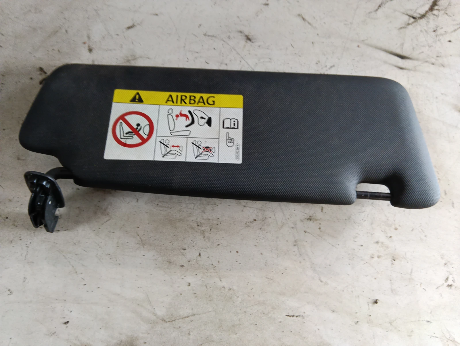 сенник ляв 8V0857551 ЧЕРЕН Audi A3