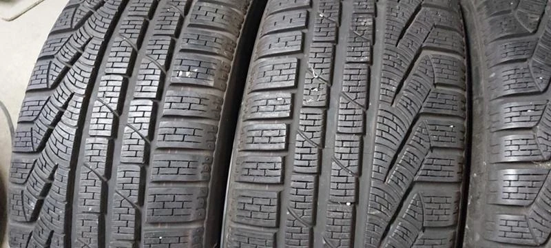 Гуми Зимни 235/55R18, снимка 2 - Гуми и джанти - 29887311