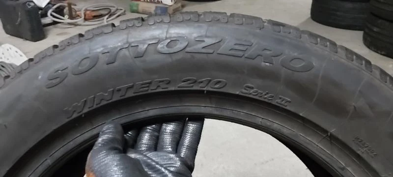 Гуми Зимни 235/55R18, снимка 7 - Гуми и джанти - 29887311