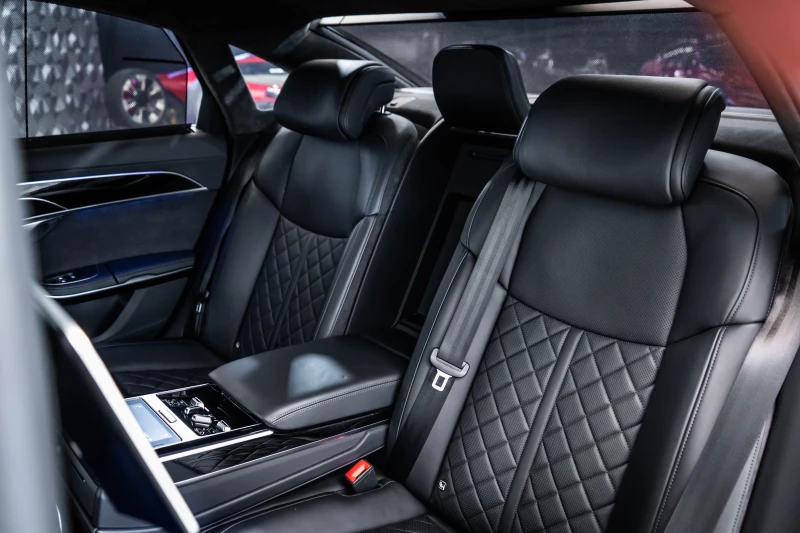 Audi S8 quattro* B&O* 360* TV, снимка 16 - Автомобили и джипове - 53164528