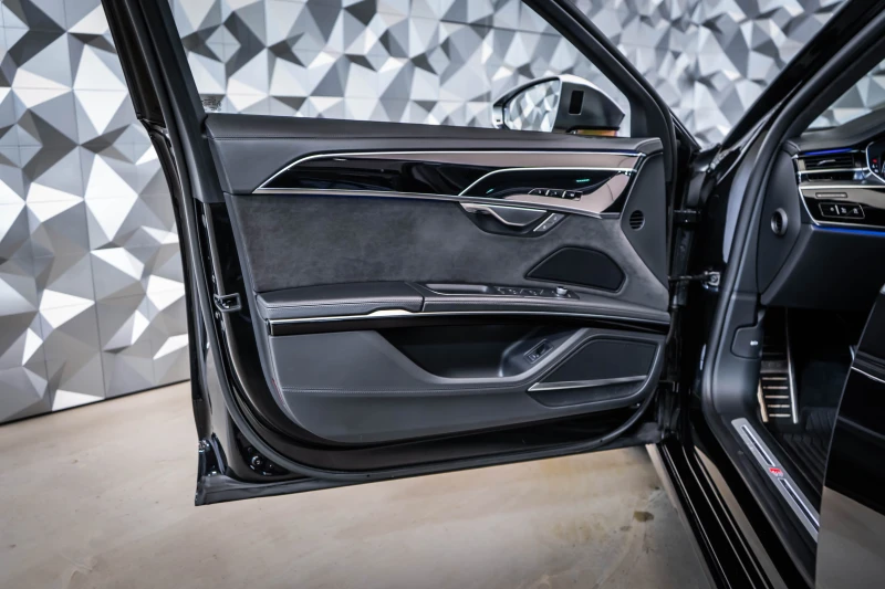 Audi S8 quattro* B&O* 360* TV, снимка 7 - Автомобили и джипове - 53164528