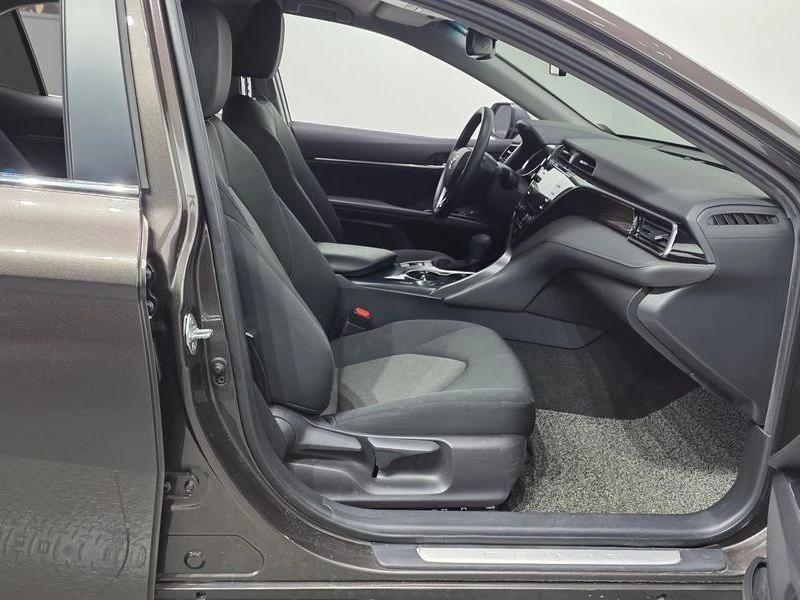 Toyota Camry 2.5 LE Hybrid| 208к.с.| ВКЛ.ТЕХНОТЕСТ, снимка 12 - Автомобили и джипове - 55119928