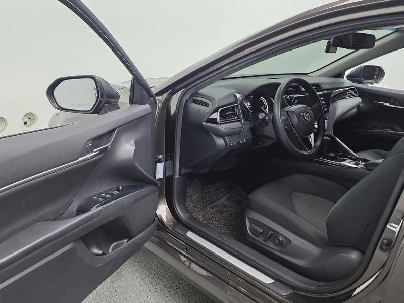Toyota Camry 2.5 LE Hybrid| 208к.с.| ВКЛ.ТЕХНОТЕСТ, снимка 10 - Автомобили и джипове - 55119928