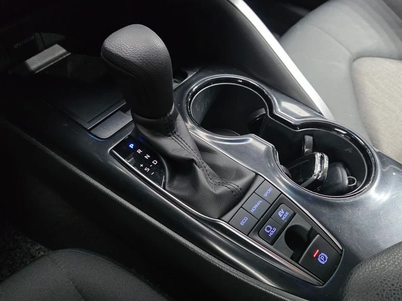 Toyota Camry 2.5 LE Hybrid| 208к.с.| ВКЛ.ТЕХНОТЕСТ, снимка 9 - Автомобили и джипове - 55119928