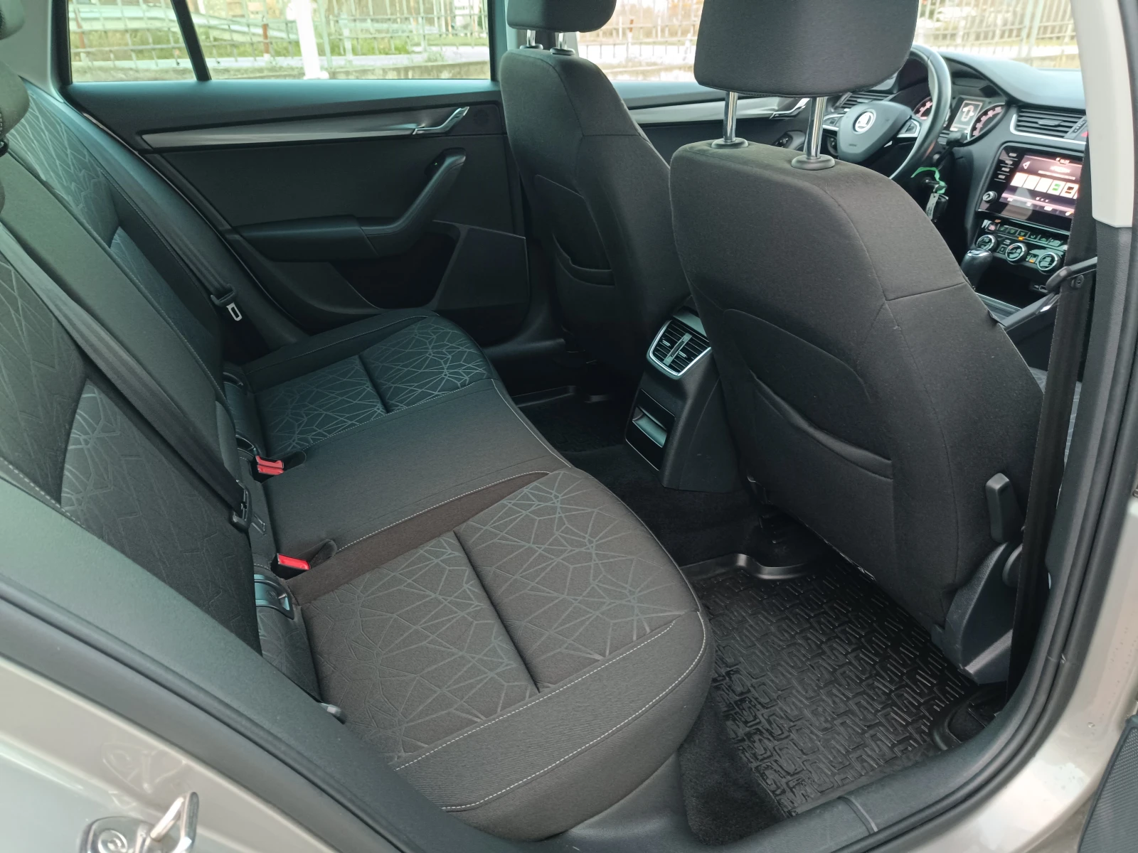 Skoda Octavia 2.0 TDI | 4x4 | DSG | Mobile.bg � ����������� 10