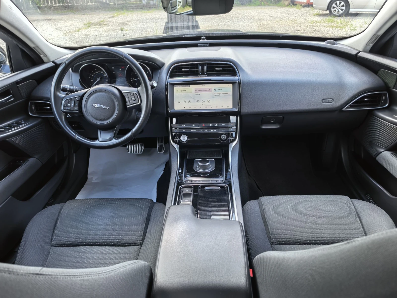 Jaguar XE 20d 180к.с 4х4 Facelift!!!, снимка 14 - Автомобили и джипове - 53608363