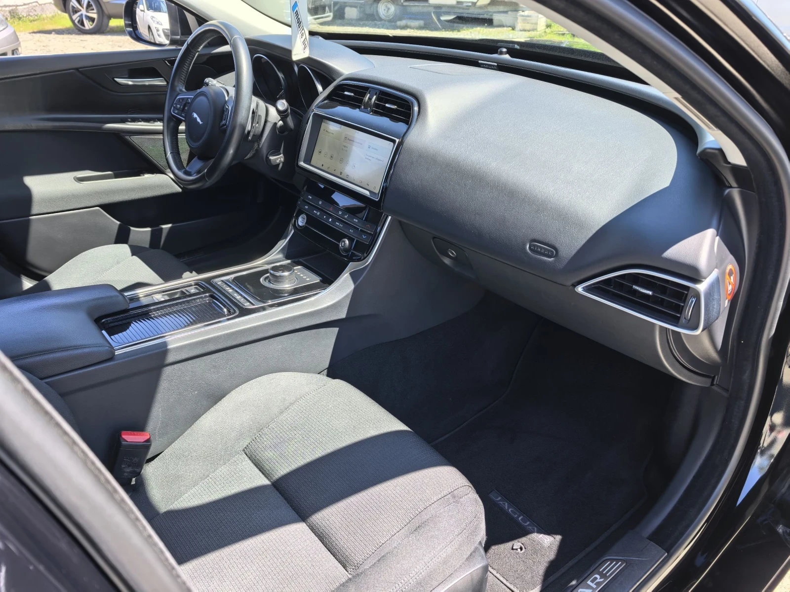 Jaguar XE 2.0d 180к.с 4х4 Facelift!!! Изключителна!!! , снимка 13 - Автомобили и джипове - 53608363