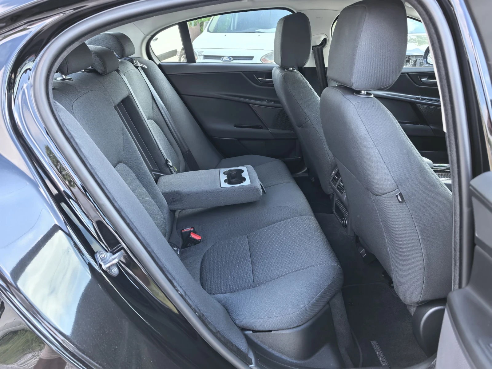 Jaguar XE 20d 180к.с 4х4 Facelift!!!, снимка 9 - Автомобили и джипове - 53608363