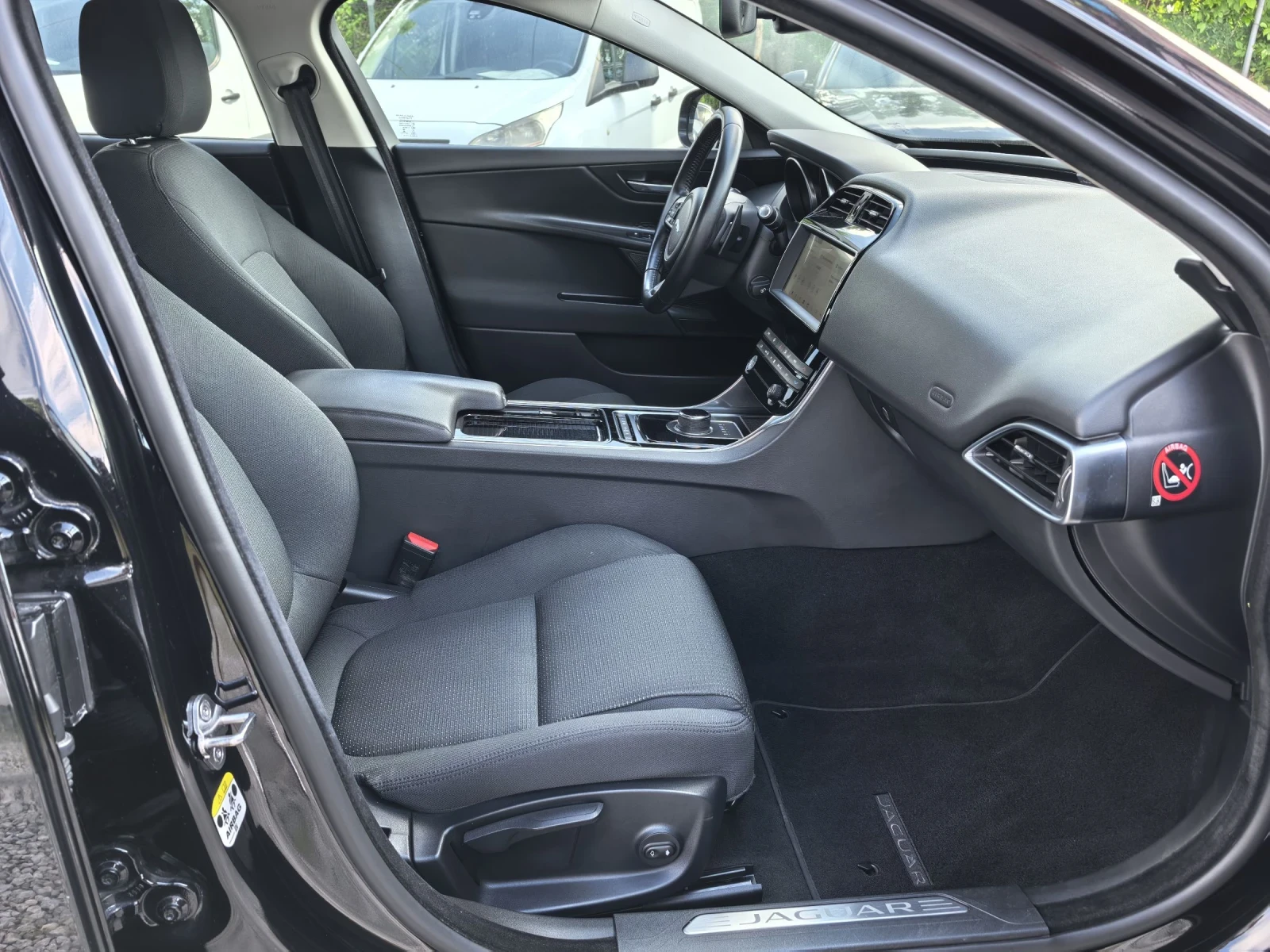 Jaguar XE 20d 180к.с 4х4 Facelift!!!, снимка 10 - Автомобили и джипове - 53608363