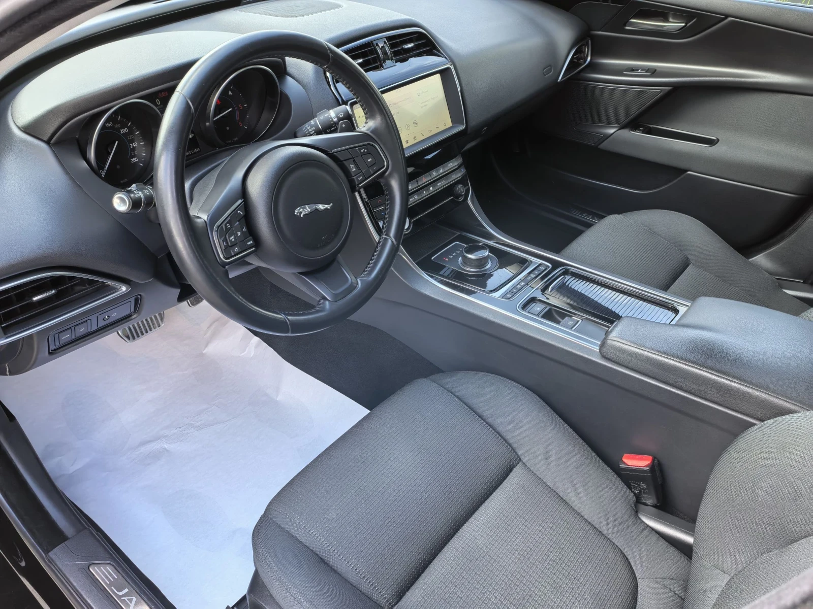 Jaguar XE 20d 180к.с 4х4 Facelift!!!, снимка 15 - Автомобили и джипове - 53608363