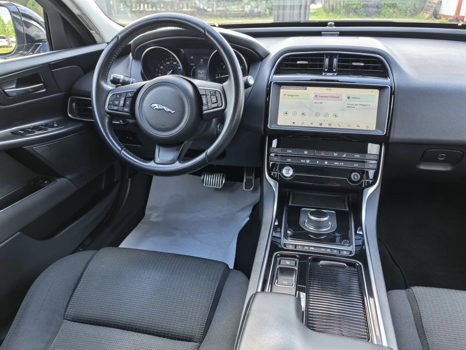 Jaguar XE 20d 180к.с 4х4 Facelift!!!, снимка 12 - Автомобили и джипове - 53608363