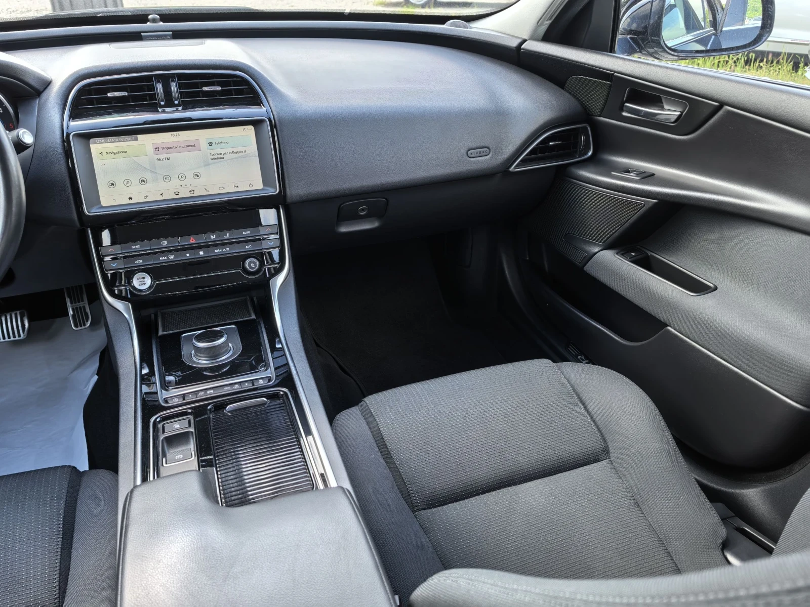 Jaguar XE 20d 180к.с 4х4 Facelift!!!, снимка 13 - Автомобили и джипове - 53608363