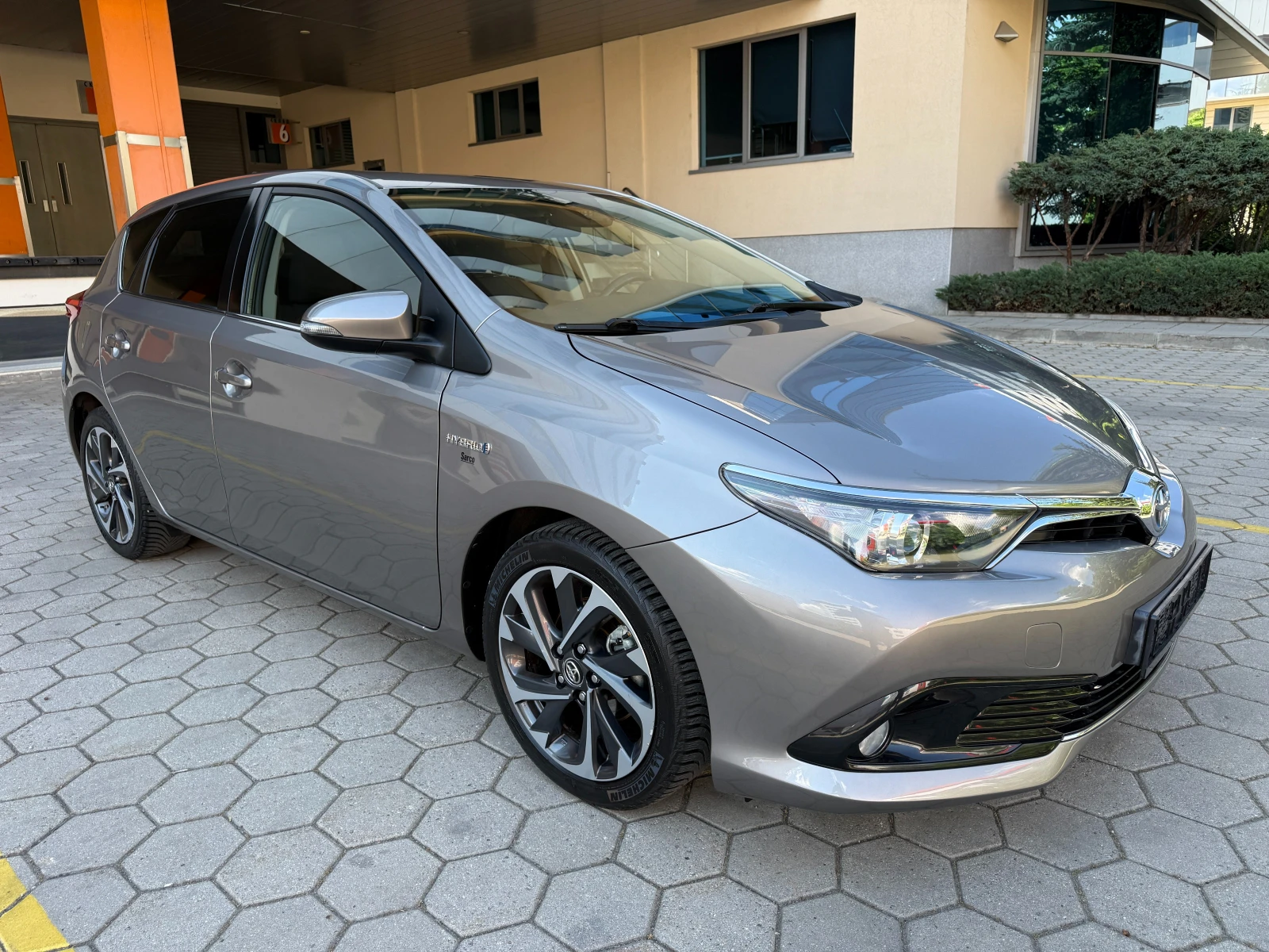 Toyota Auris 1.8Hybrid* FACELIFT* 102000км* Сервизна История* , снимка 3 - Автомобили и джипове - 54897059