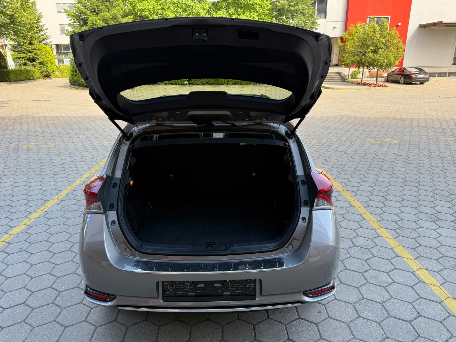 Toyota Auris 1.8Hybrid* FACELIFT* 102000км* Сервизна История* , снимка 12 - Автомобили и джипове - 54897059