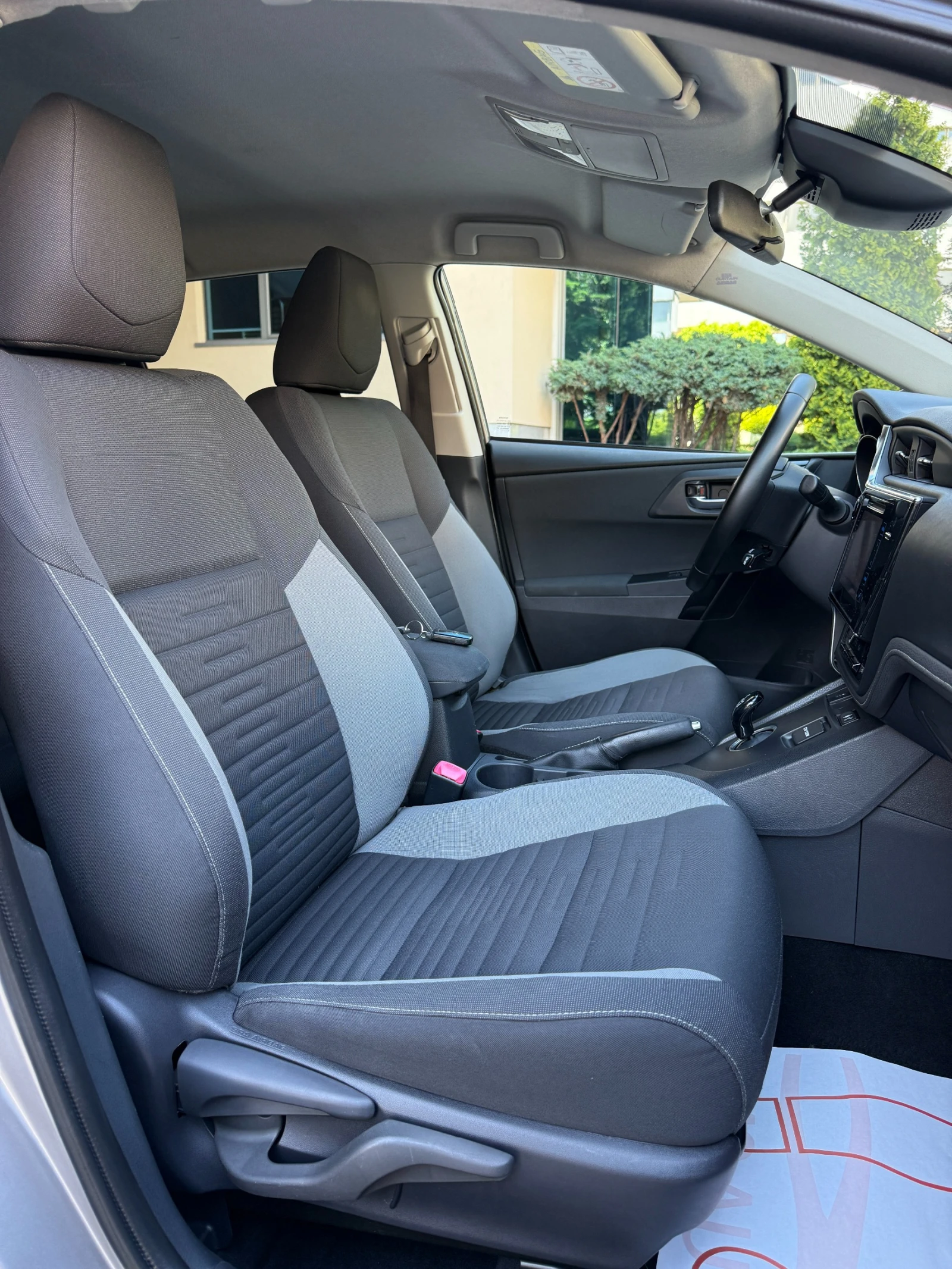 Toyota Auris 1.8Hybrid* FACELIFT* 102000км* Сервизна История* , снимка 10 - Автомобили и джипове - 54897059