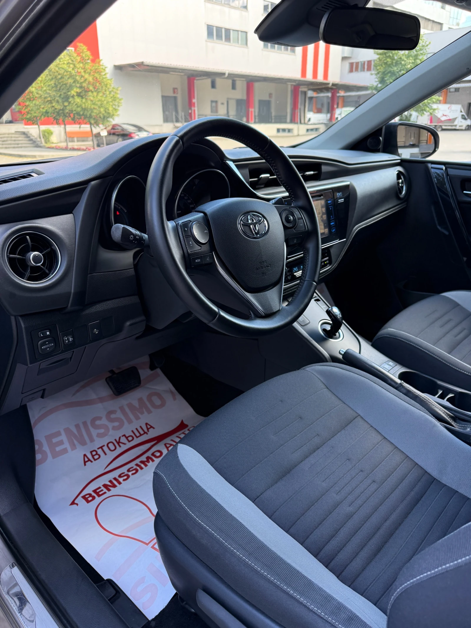 Toyota Auris 1.8Hybrid* FACELIFT* 102000км* Сервизна История* , снимка 7 - Автомобили и джипове - 54897059