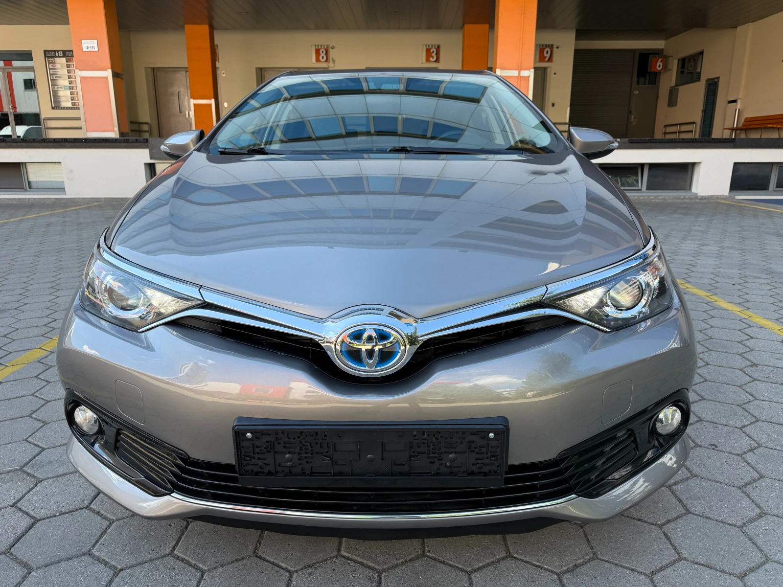 Toyota Auris 1.8Hybrid* FACELIFT* 102000км* Сервизна История* , снимка 2 - Автомобили и джипове - 54897059