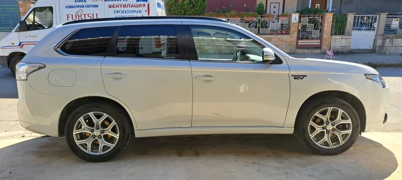 Mitsubishi Outlander Plug-in hibrid , снимка 4 - Автомобили и джипове - 48813027