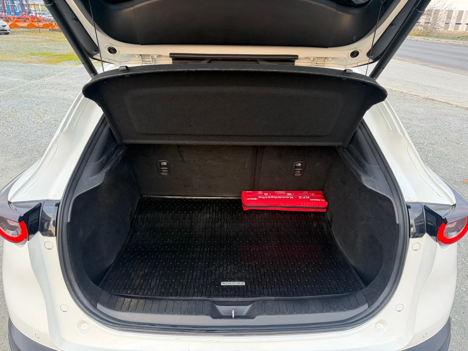 Mazda CX-30 2.0i - 180 / 100 YEARS MAZDA / ЕВРО6 / 360 КАМЕРА , снимка 15 - Автомобили и джипове - 53977921