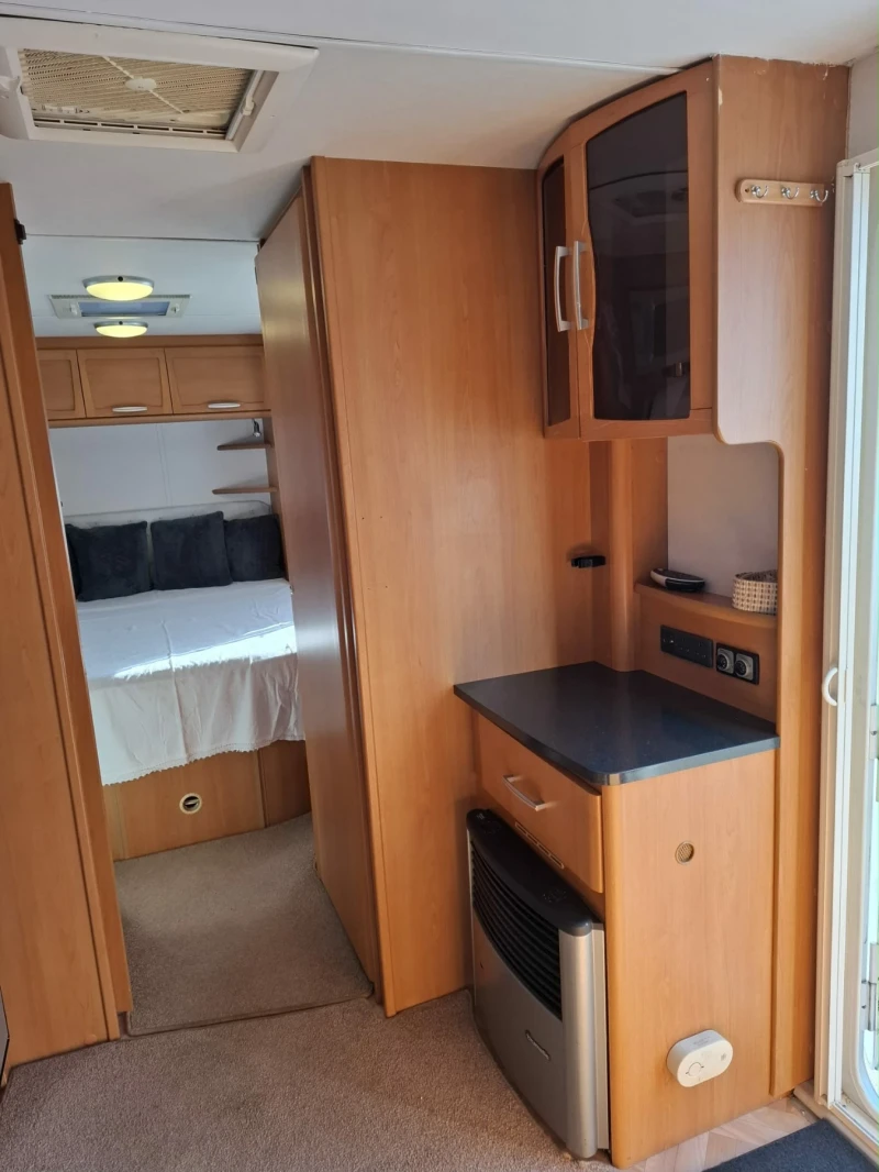 Каравана Други Lunar Lexon 585Sl КРАЛСКА СПАЛНЯ / Муувър, снимка 9 - Каравани и кемпери - 52498348