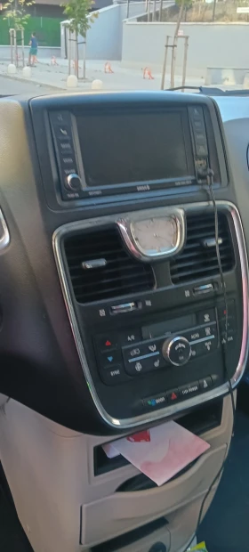 Chrysler Town and Country, снимка 2