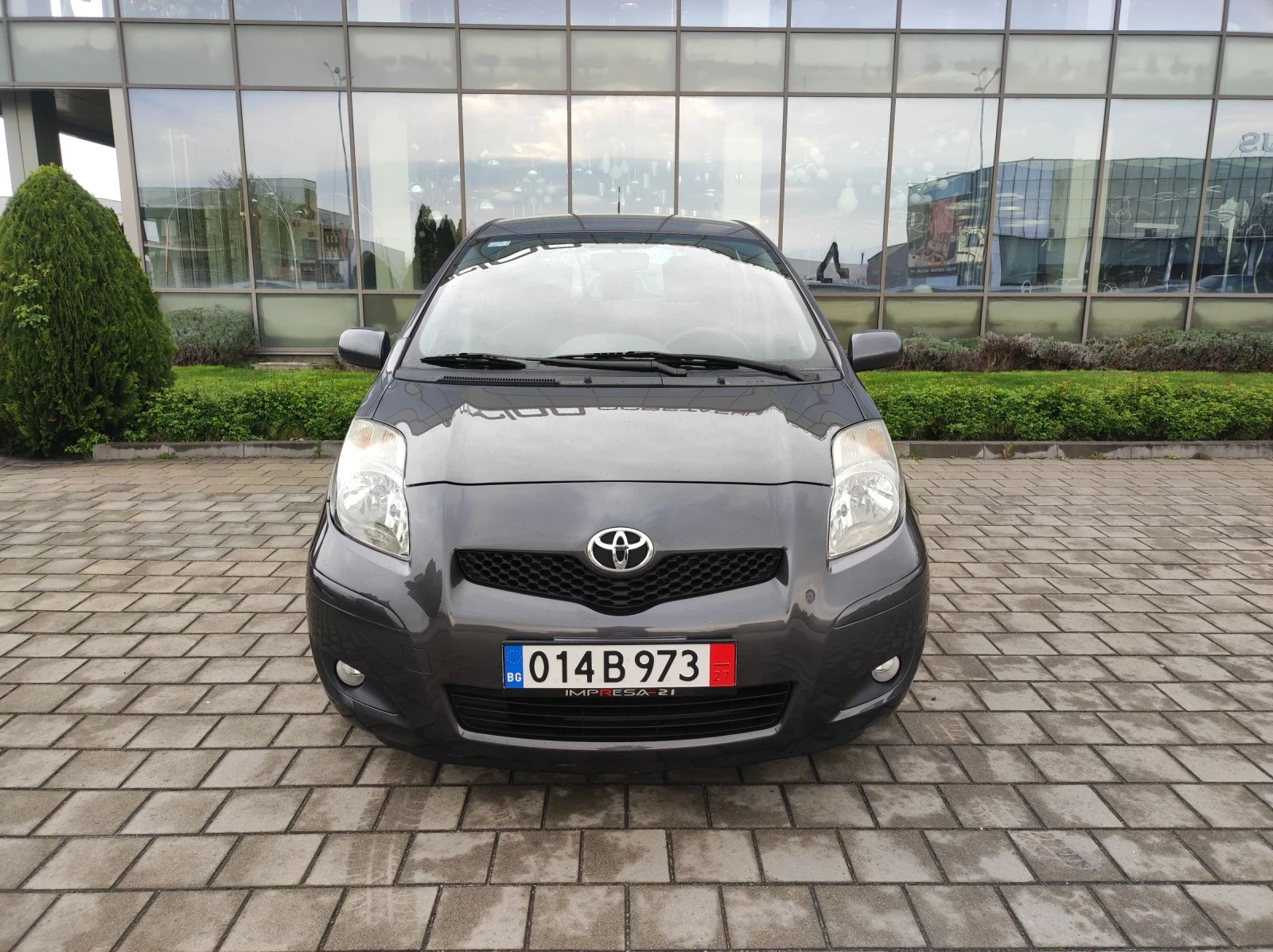 Toyota Yaris 1.0i фейслифт - изображение 2
