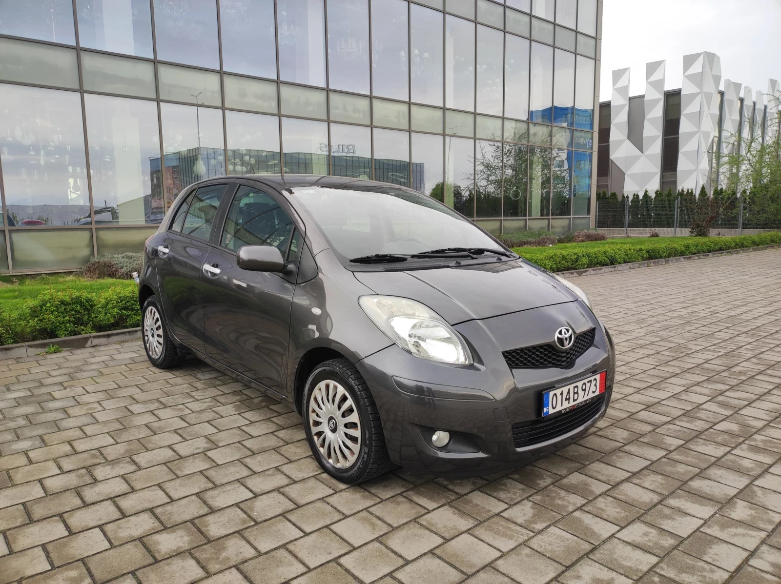 Toyota Yaris 1.0i фейслифт - изображение 3