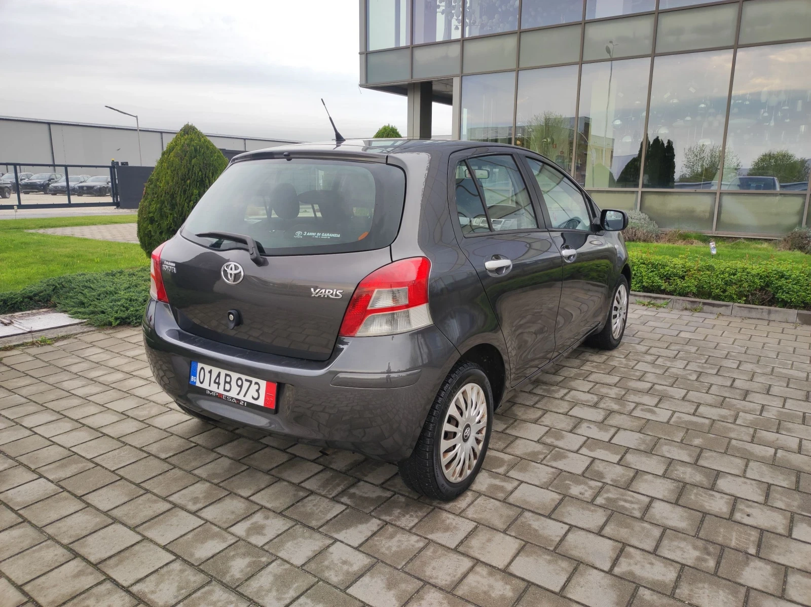 Toyota Yaris 1.0i фейслифт - изображение 4