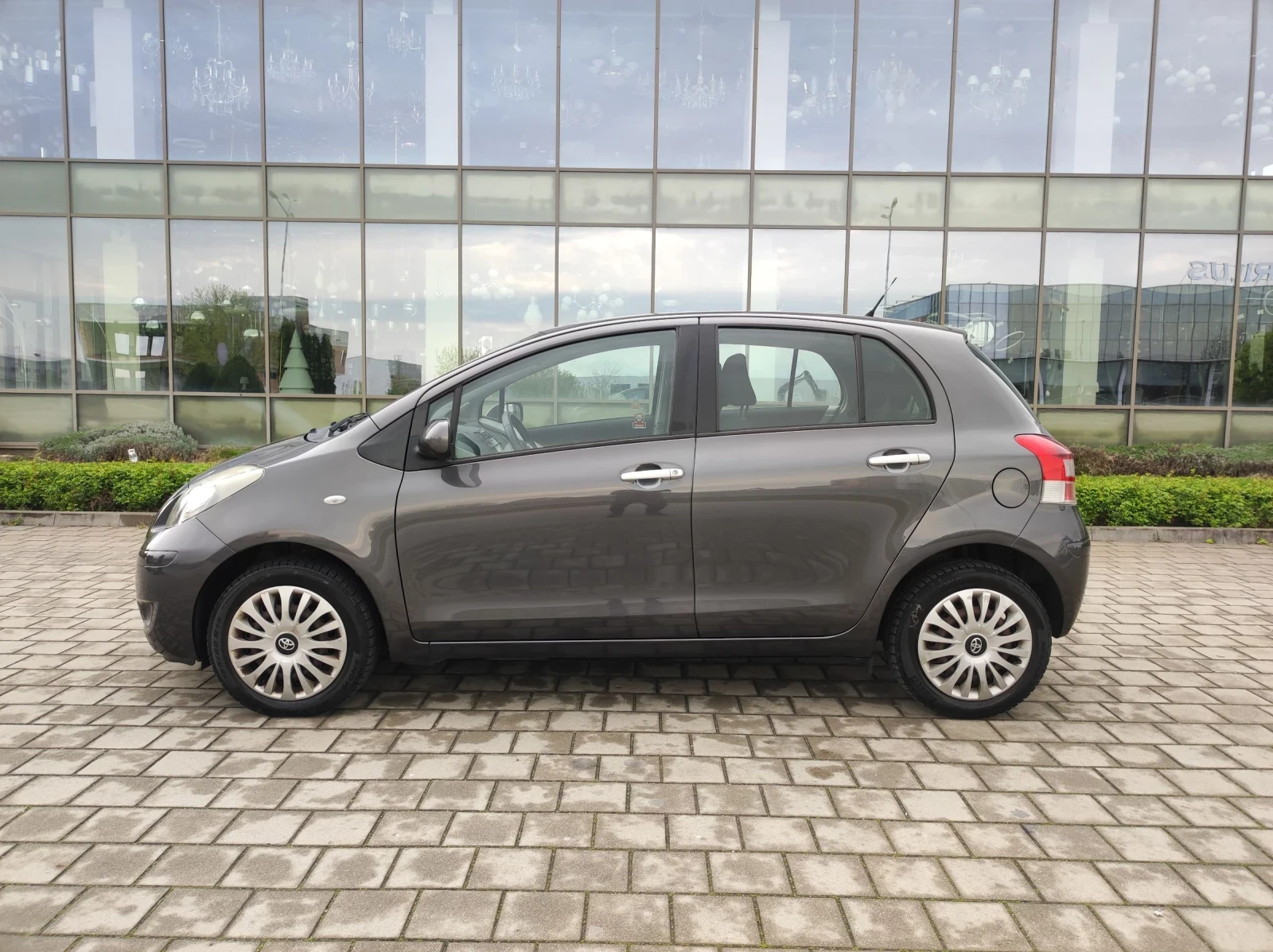 Toyota Yaris 1.0i фейслифт - изображение 7