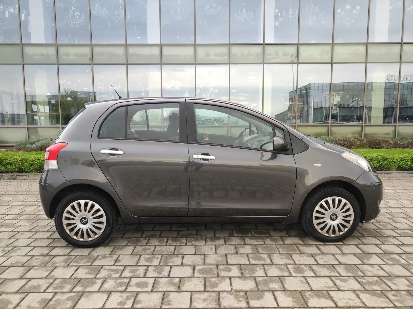 Toyota Yaris 1.0i фейслифт - изображение 6