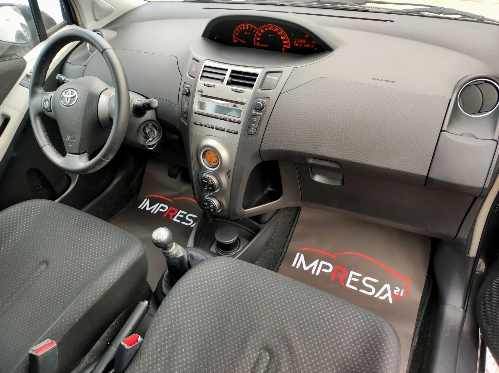 Toyota Yaris 1.0i фейслифт - изображение 9