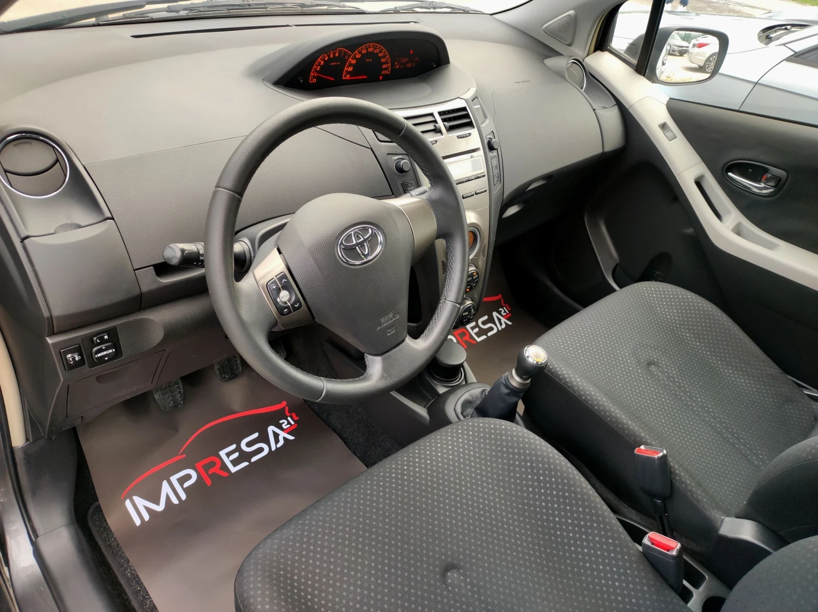 Toyota Yaris 1.0i фейслифт - изображение 8