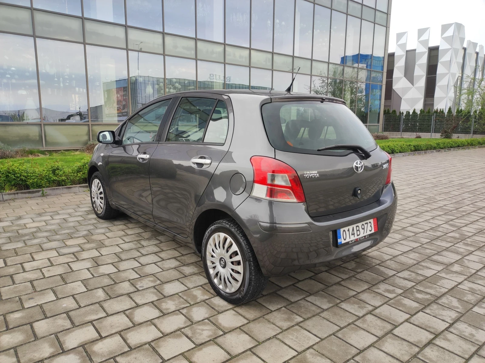 Toyota Yaris 1.0i фейслифт - изображение 5