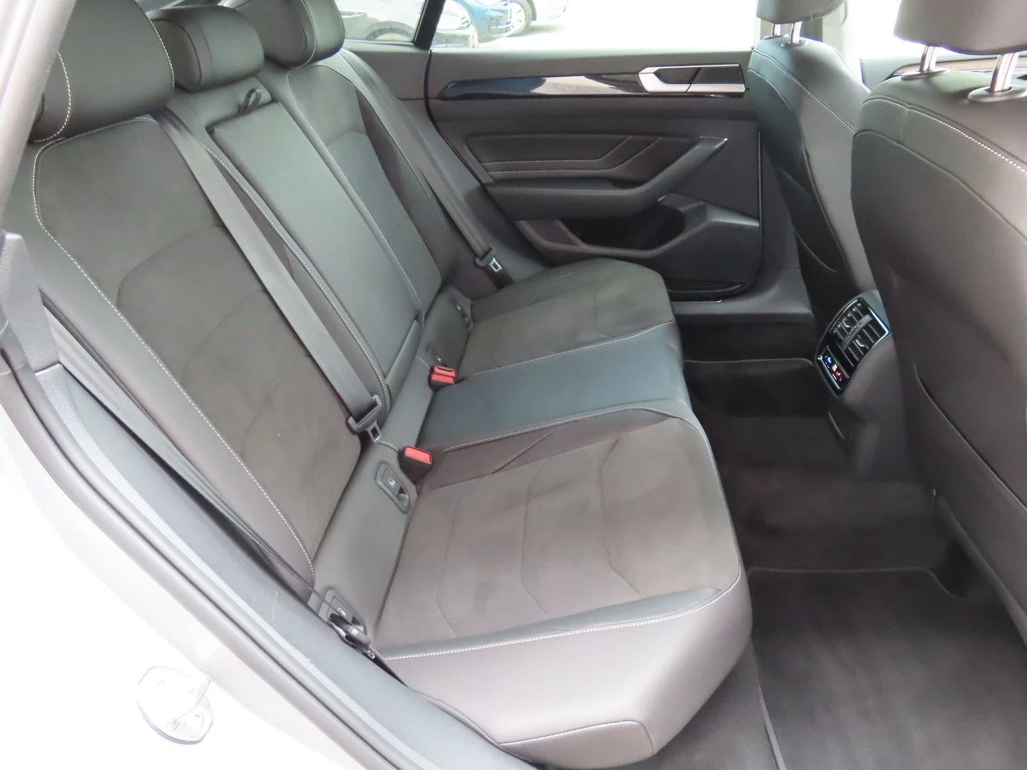 VW Arteon 2.0d 150hp, снимка 9 - Автомобили и джипове - 55692253