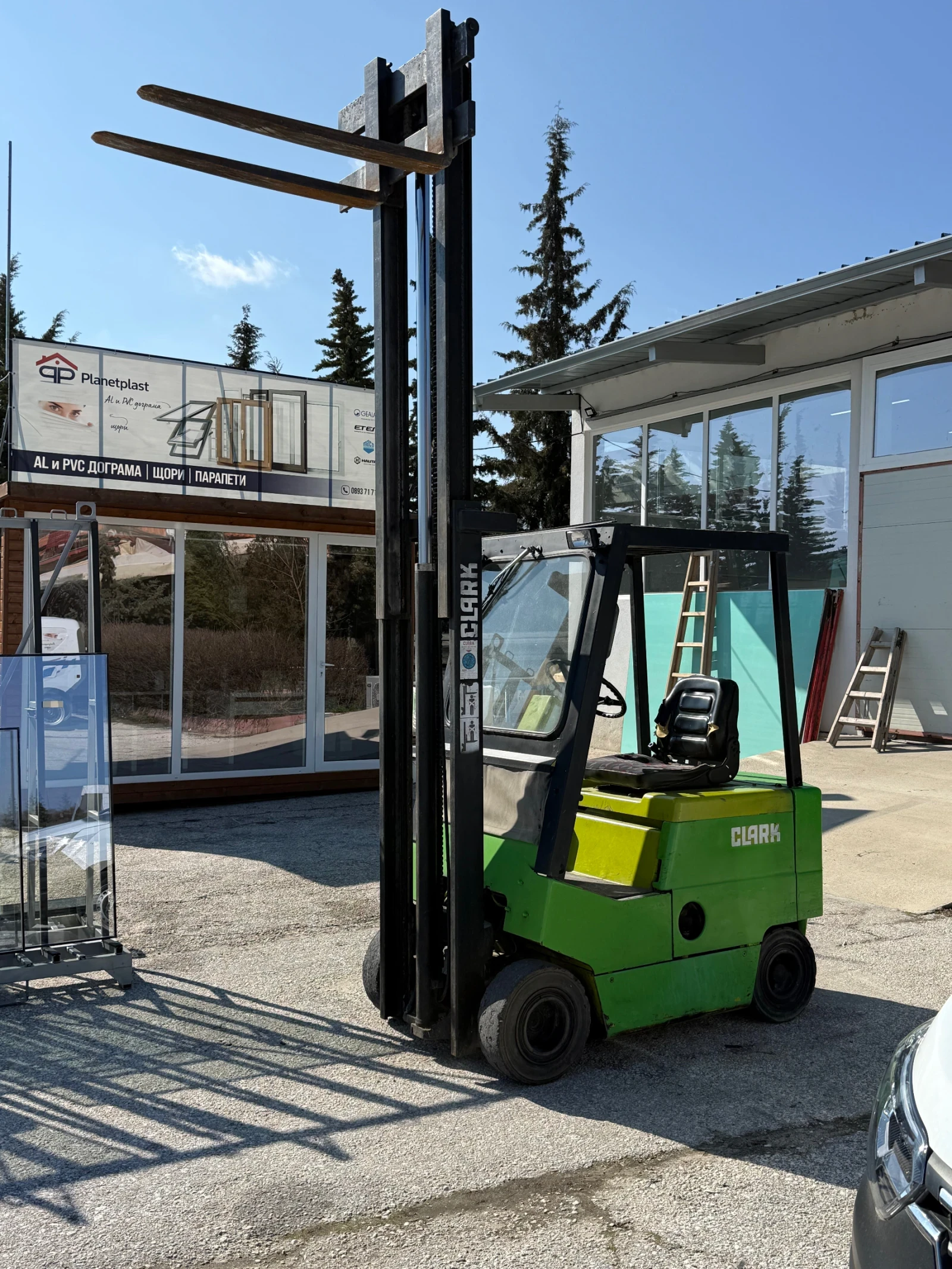 ������� Clark | Mobile.bg � ����������� 8