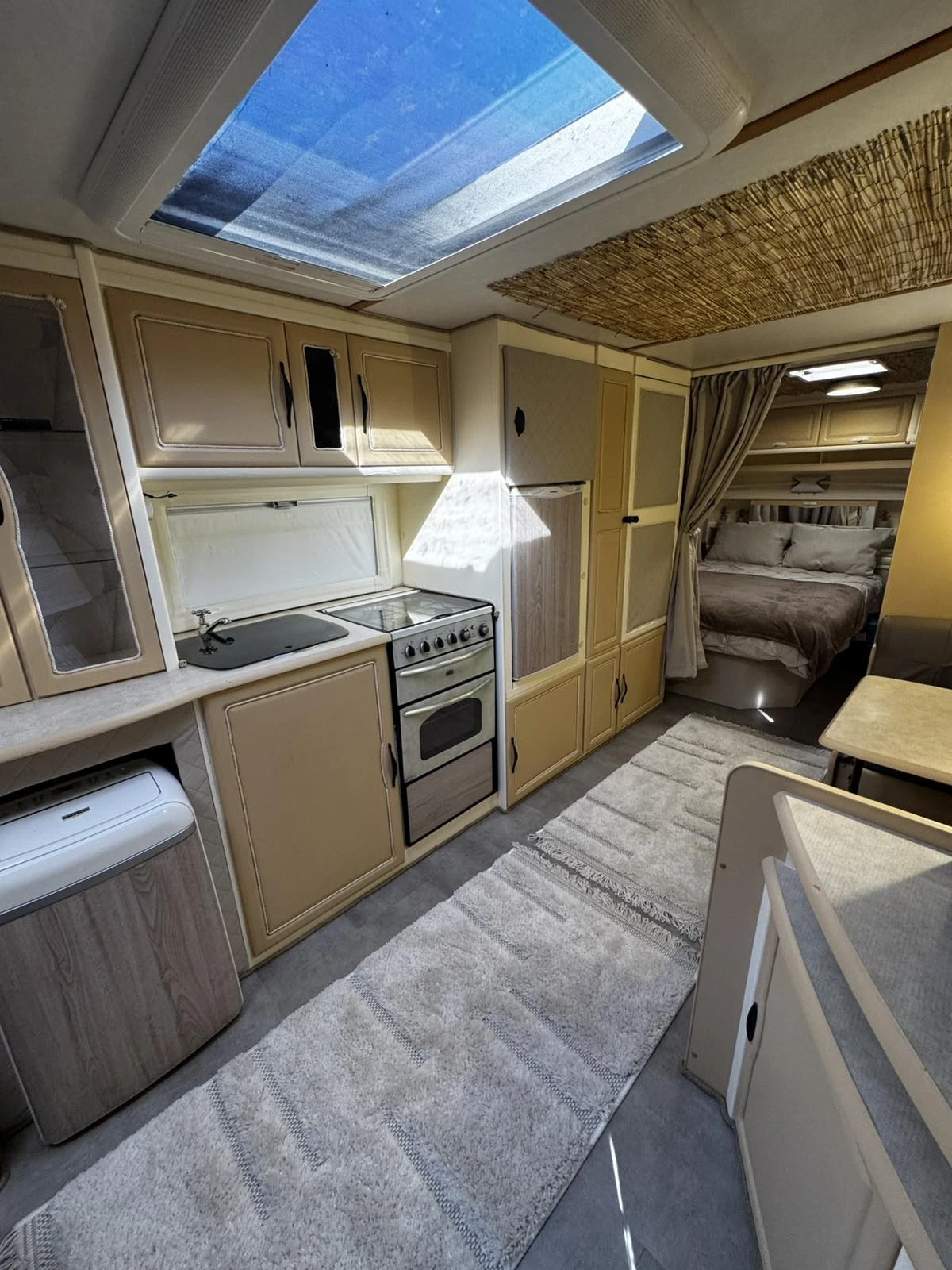 Каравана Tabbert Comtesse DeLuxe 650 , снимка 4 - Каравани и кемпери - 54933101