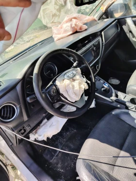 Toyota Auris 1.8 hibrid, снимка 7