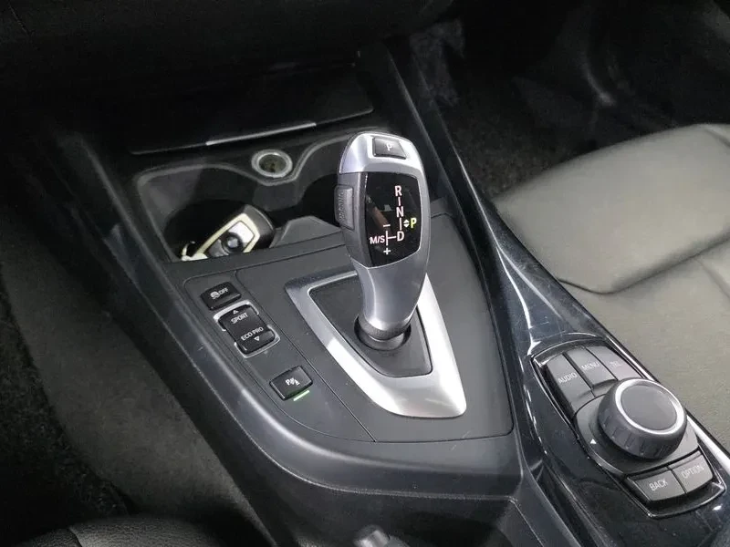 BMW 118 Urban Pack 1 5-Door, снимка 9 - Автомобили и джипове - 54960514